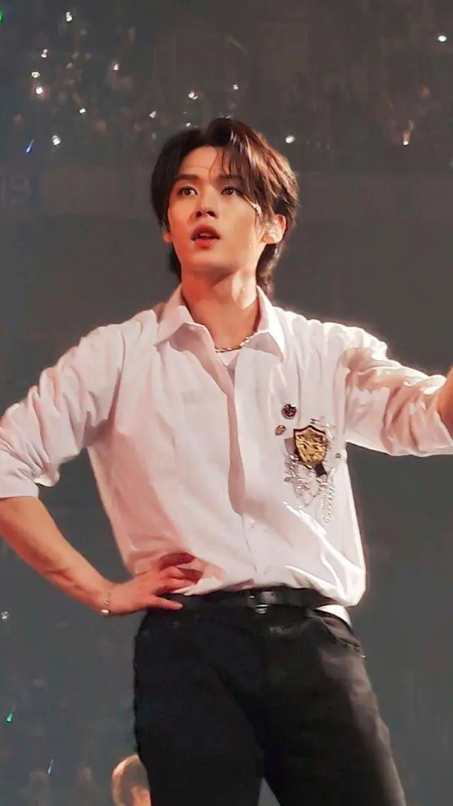 ai character: Leeknow  background