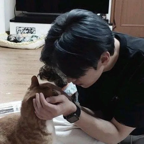 chat with ai character: Lee Minho