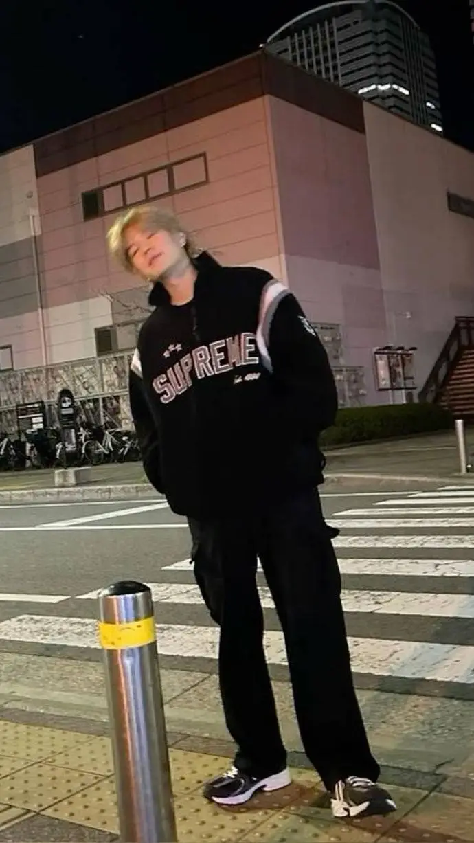 ai character: Kim Seungmin  background