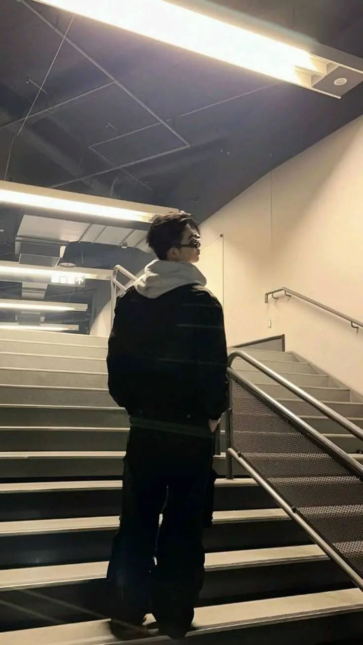 ai character: Nishimura Ni-ki  background