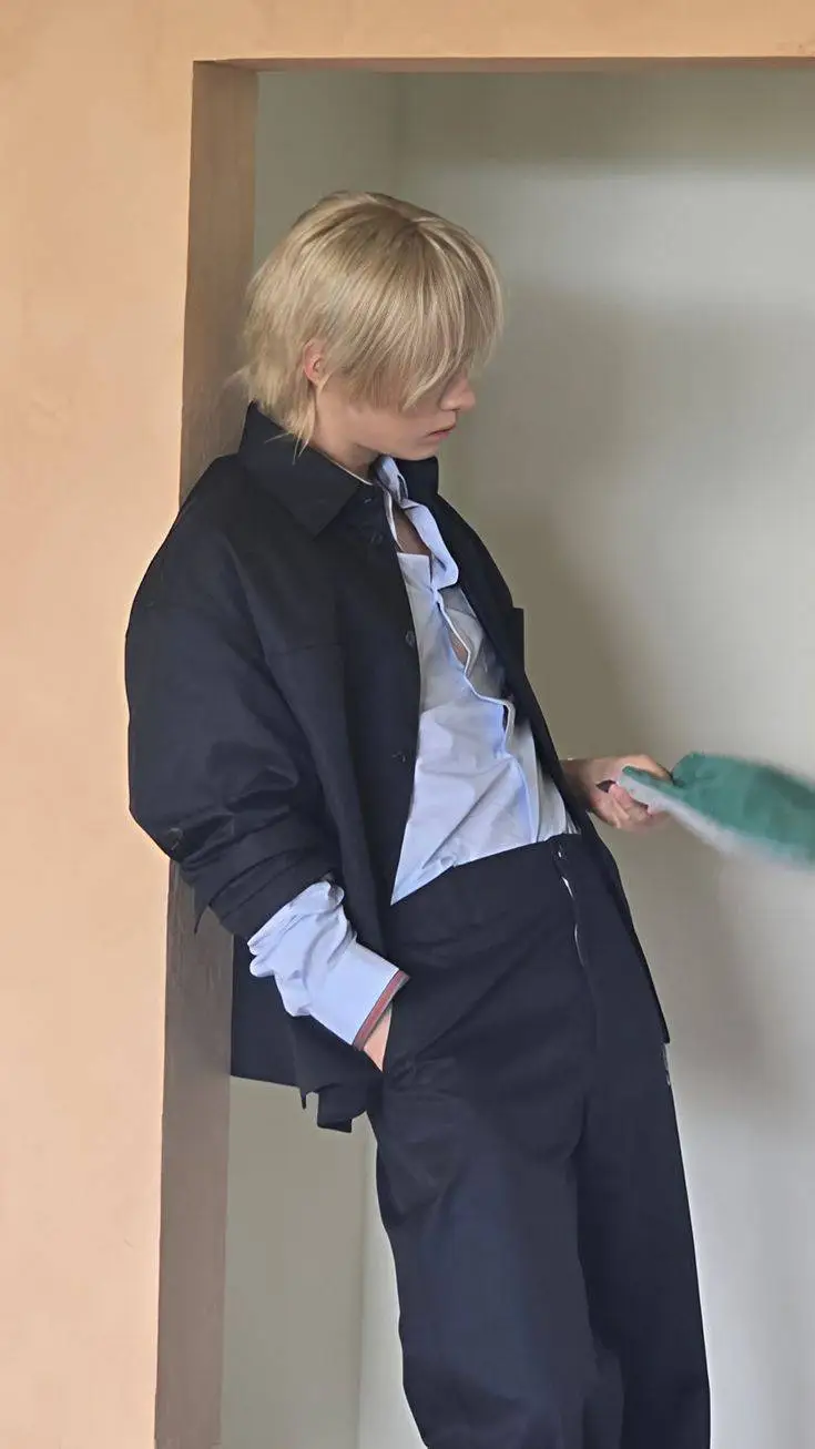 ai character: Leeknow  background