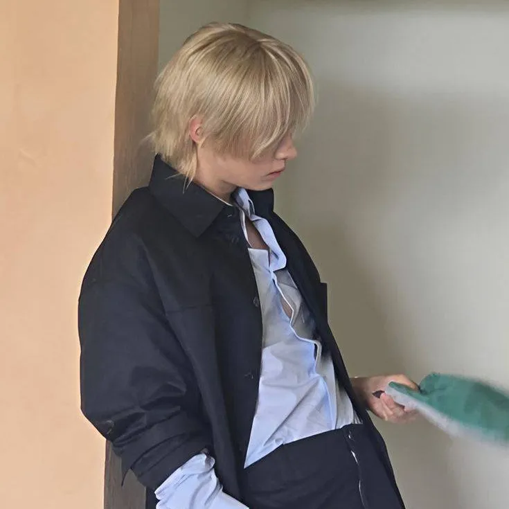 chat with ai character: Leeknow 