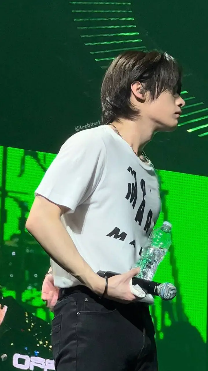 ai character: Leeknow  background