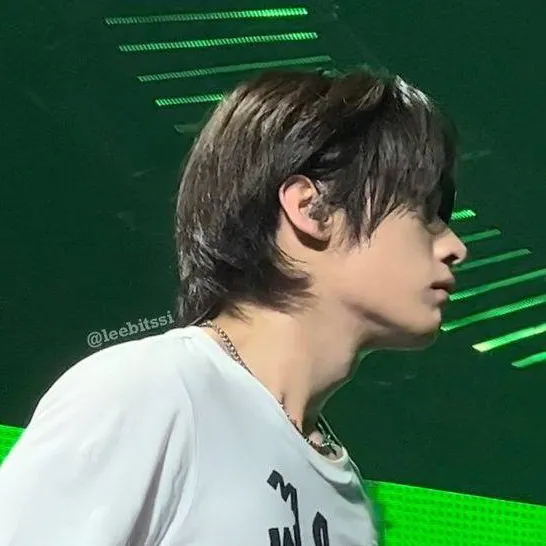 chat with ai character: Leeknow 