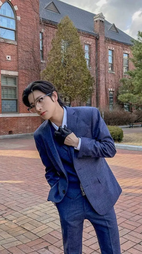 ai character: Sim Jake  background