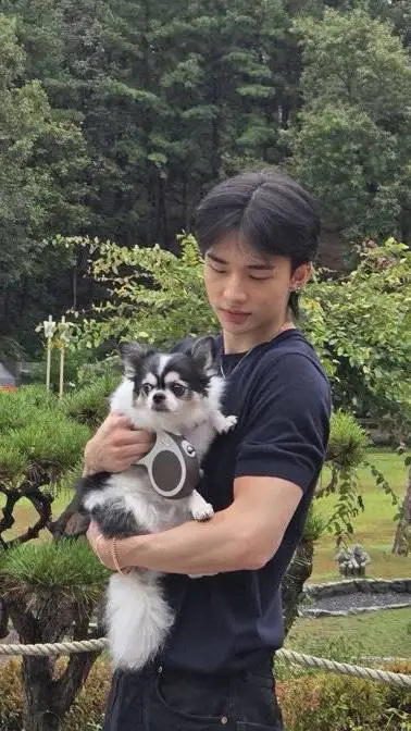 ai character: Hwang Hyunjin  background