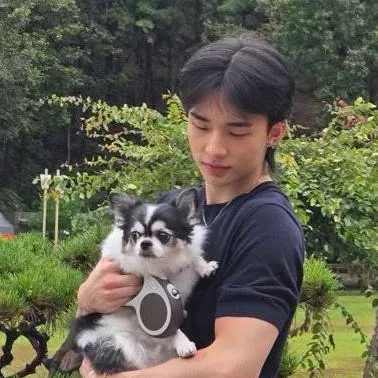 chat with ai character: Hwang Hyunjin 