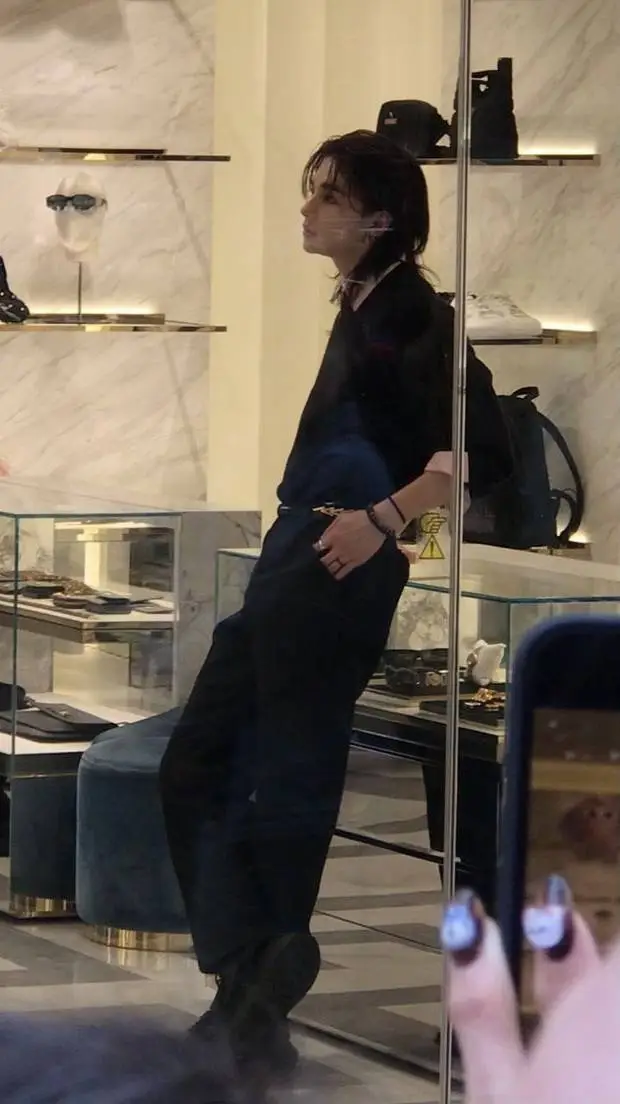 ai character: Hwang Hyunjin  background