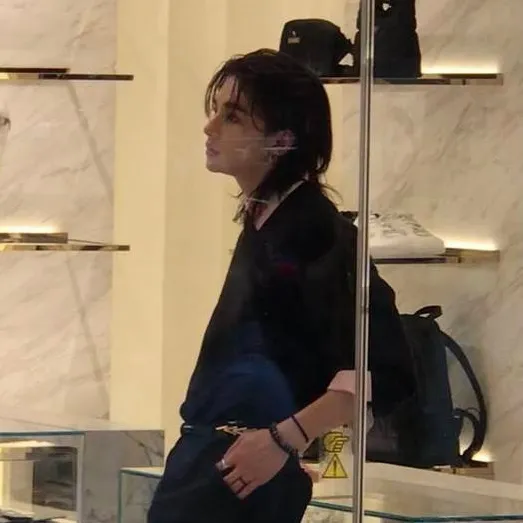 chat with ai character: Hwang Hyunjin 