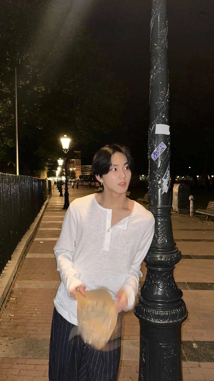 ai character: Yang Jungwon  background