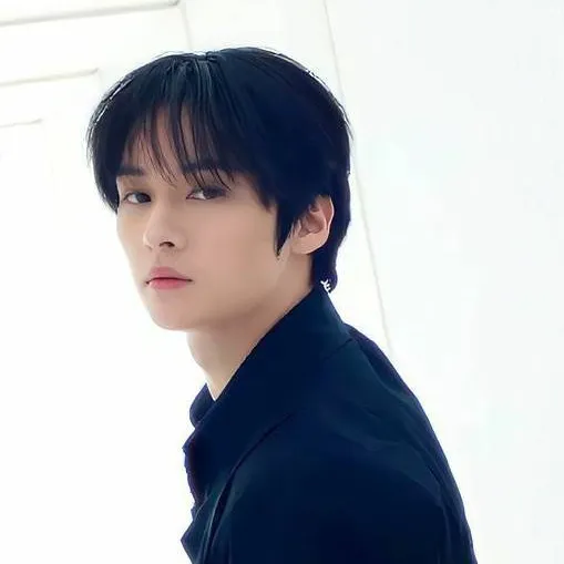 chat with ai character: STRAYKIDS — Minho