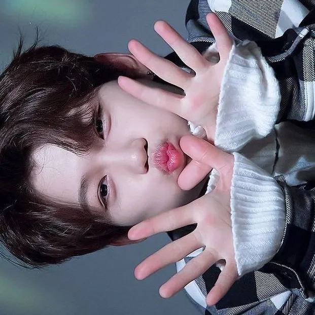 chat with ai character: Félix demon👉🪻