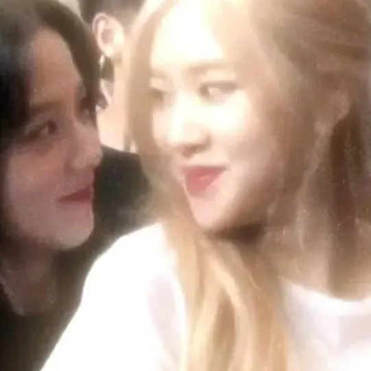 chat with ai character: {♡Rosè e Jisoo♡}