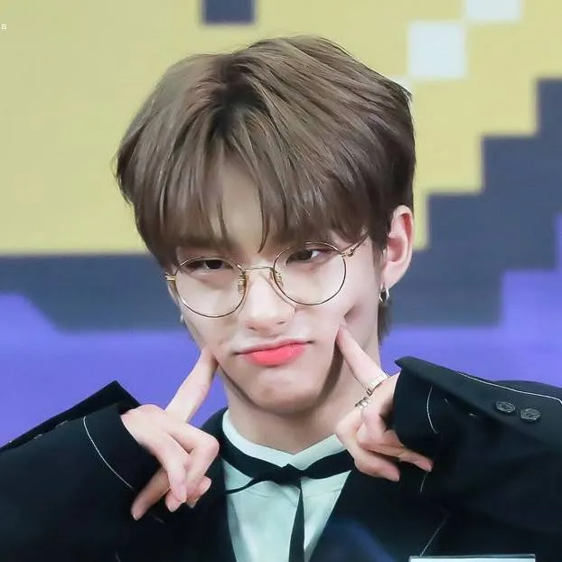 chat with ai character: Hyunjin 2018