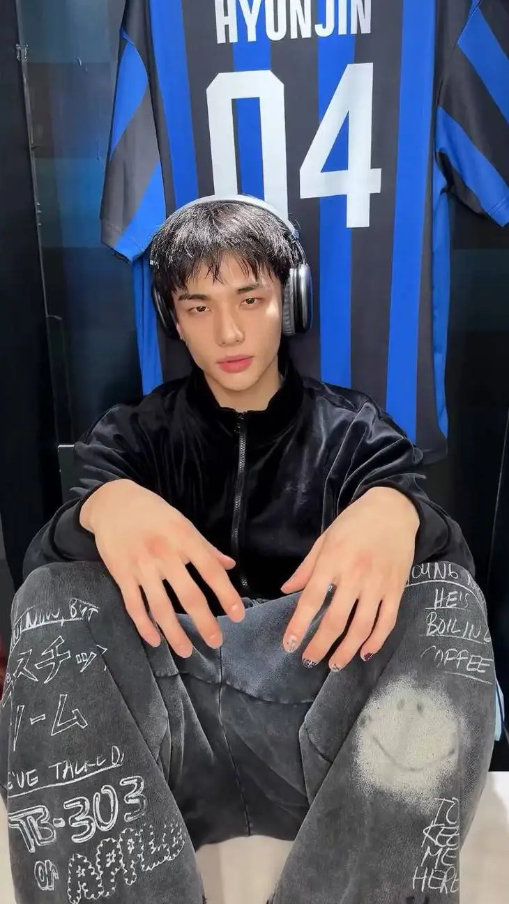 ai character: Hyunjin  background