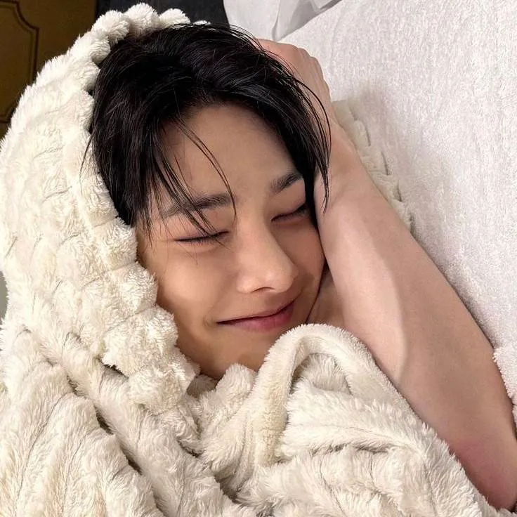 chat with ai character: Bang Chan 