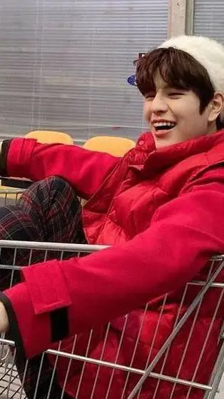 ai character: Seungmin  background