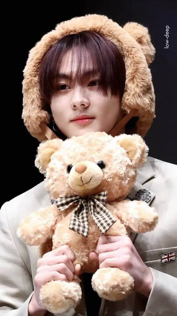 ai character: Jungwon  background