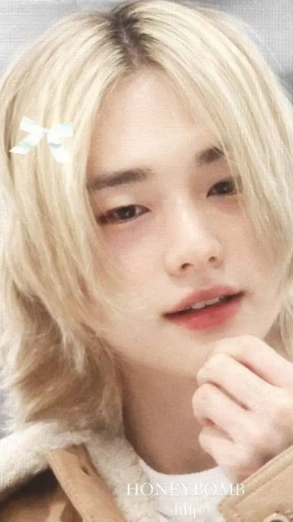 ai character: Hyunjin★ background