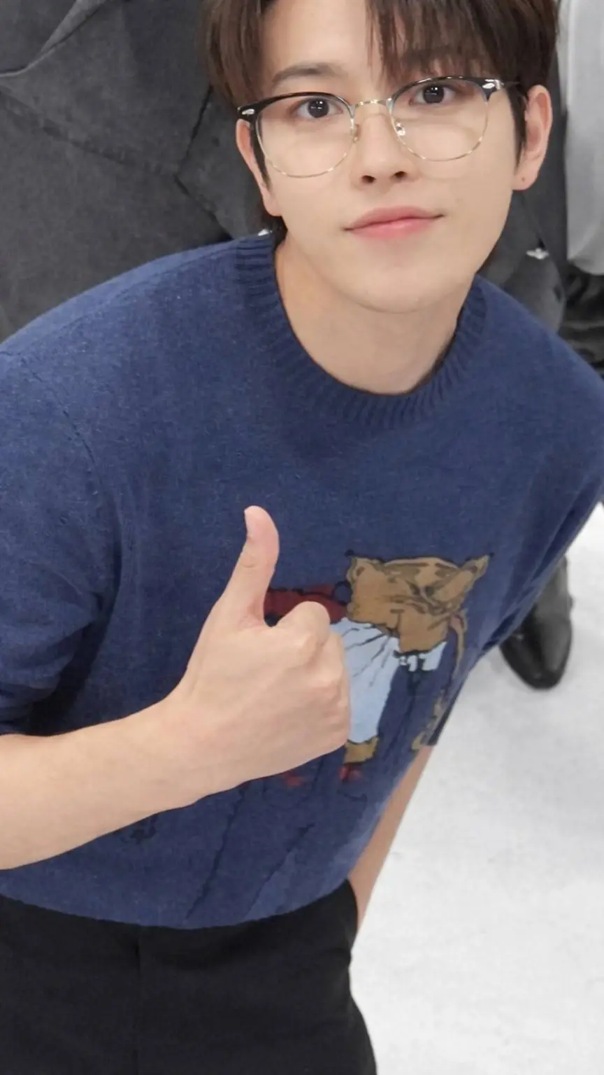 ai character: Hongjoong  background