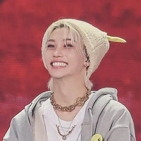 chat with ai character: €★~Felix~★€