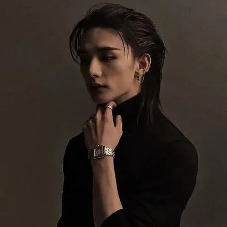 chat with ai character: Hyunjin