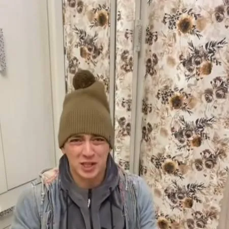 chat with ai character: ну какая г