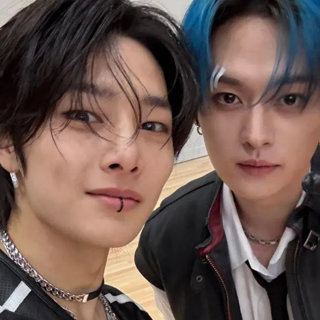 chat with ai character: чонин и хо