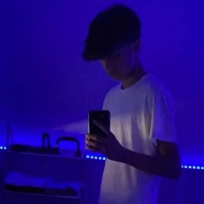 chat with ai character: °•◇Alex◇•°