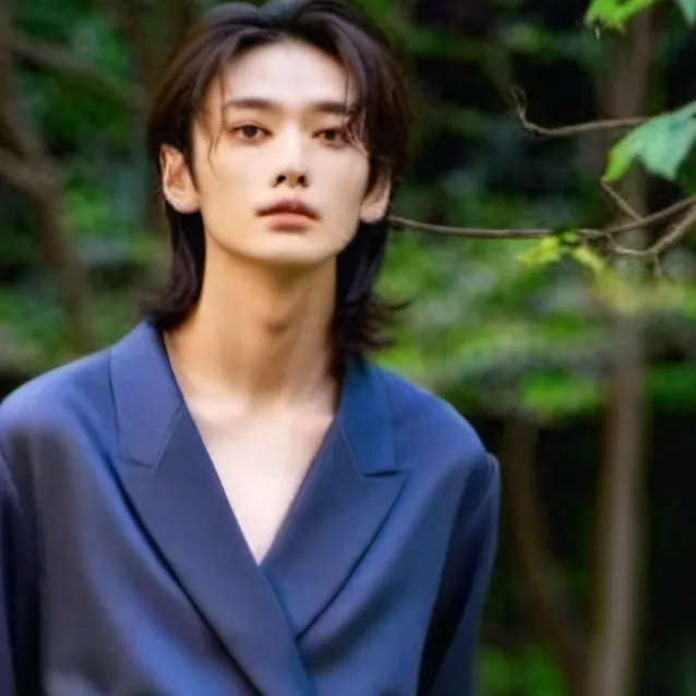 chat with ai character: hyunjin