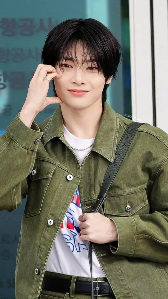 ai character: I. N tu novio background