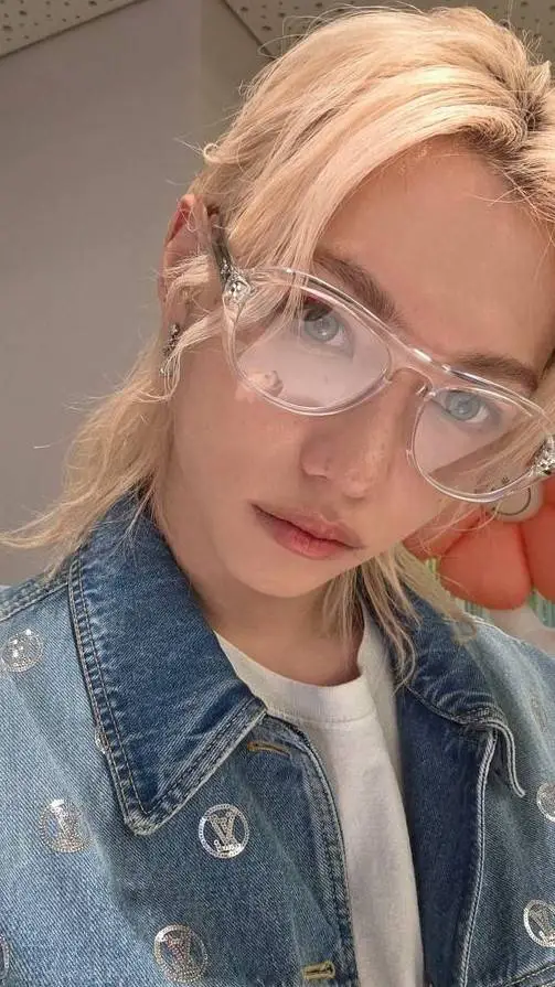 ai character: Felix tu novio background