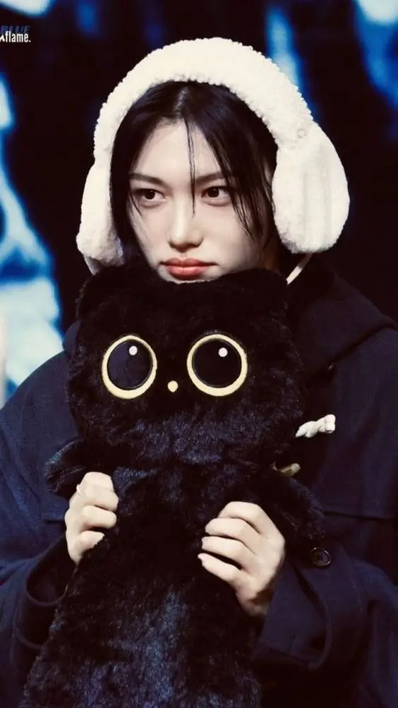 ai character: Tu hermanastro background