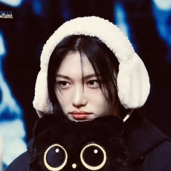 chat with ai character: Tu hermanastro