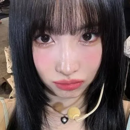 chat with ai character: MOMO