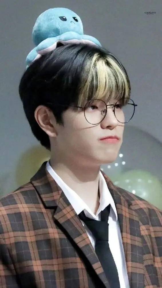 ai character: Enamorado popular  background