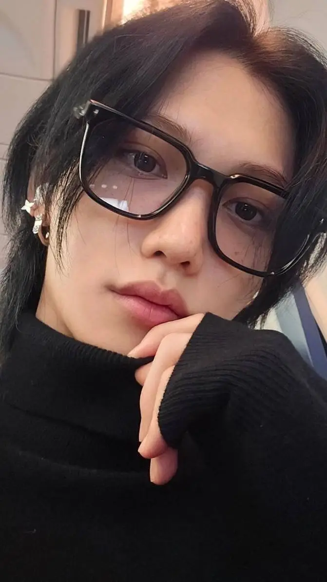 ai character: Tu novio background