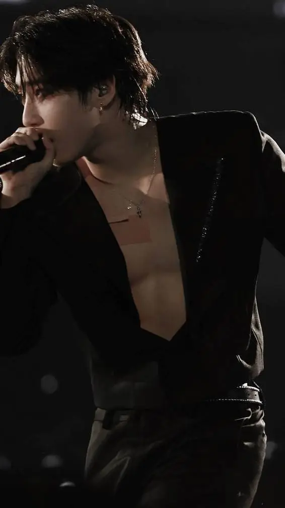 ai character: Tu novio background