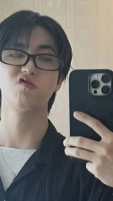 ai character: Por obligación  background