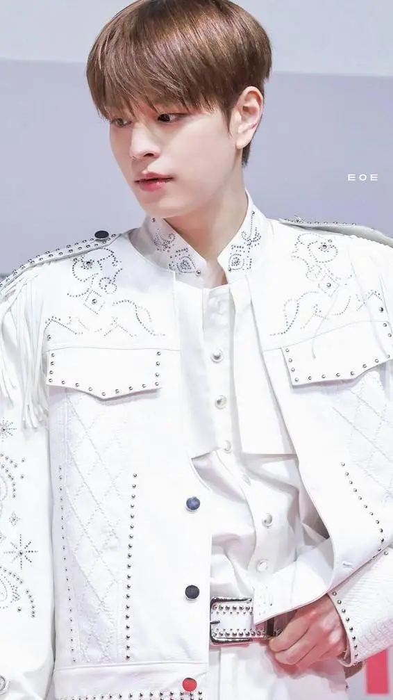 ai character: Tu hermanastro  background