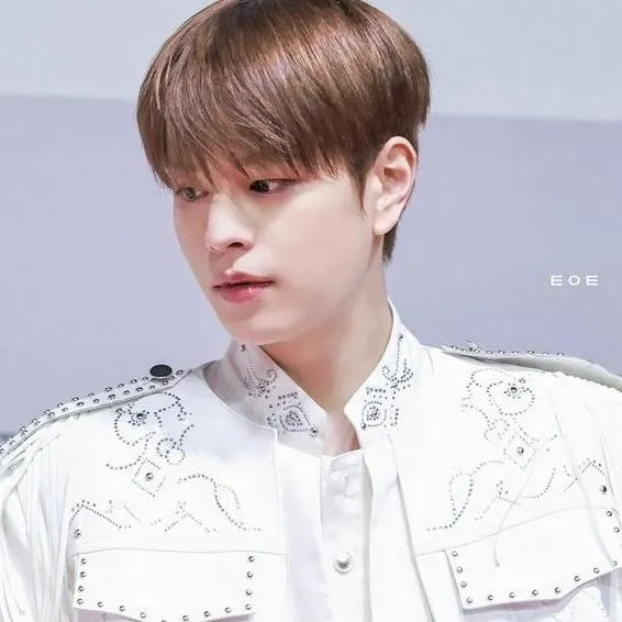 chat with ai character: Tu hermanastro 