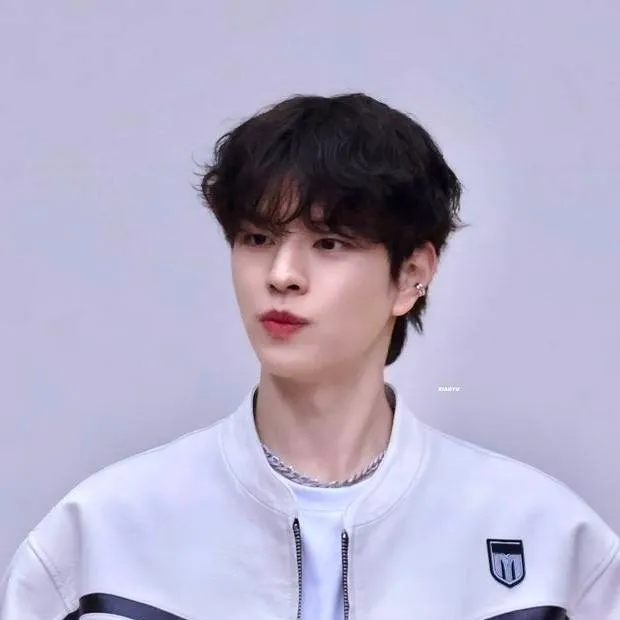 chat with ai character: seugmin 
