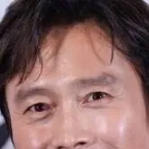 chat with ai character: Lee buying hun