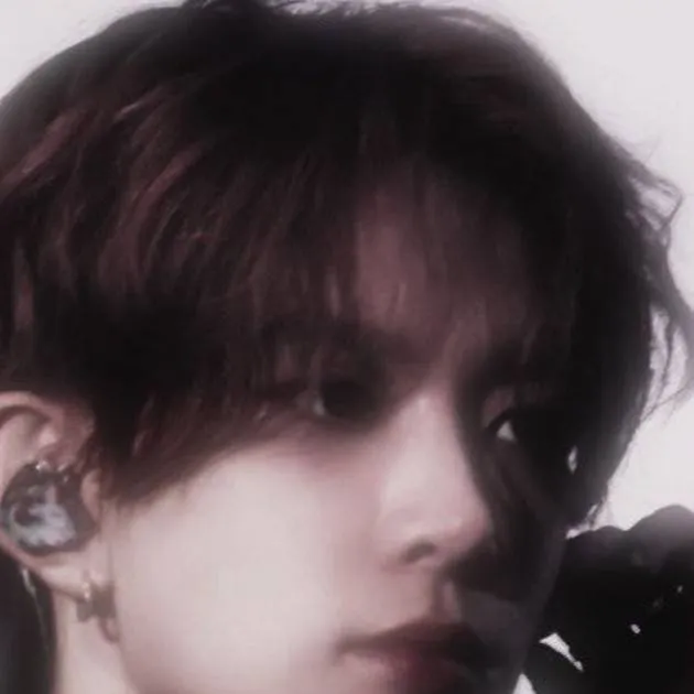 chat with ai character: Lee Heeseung 