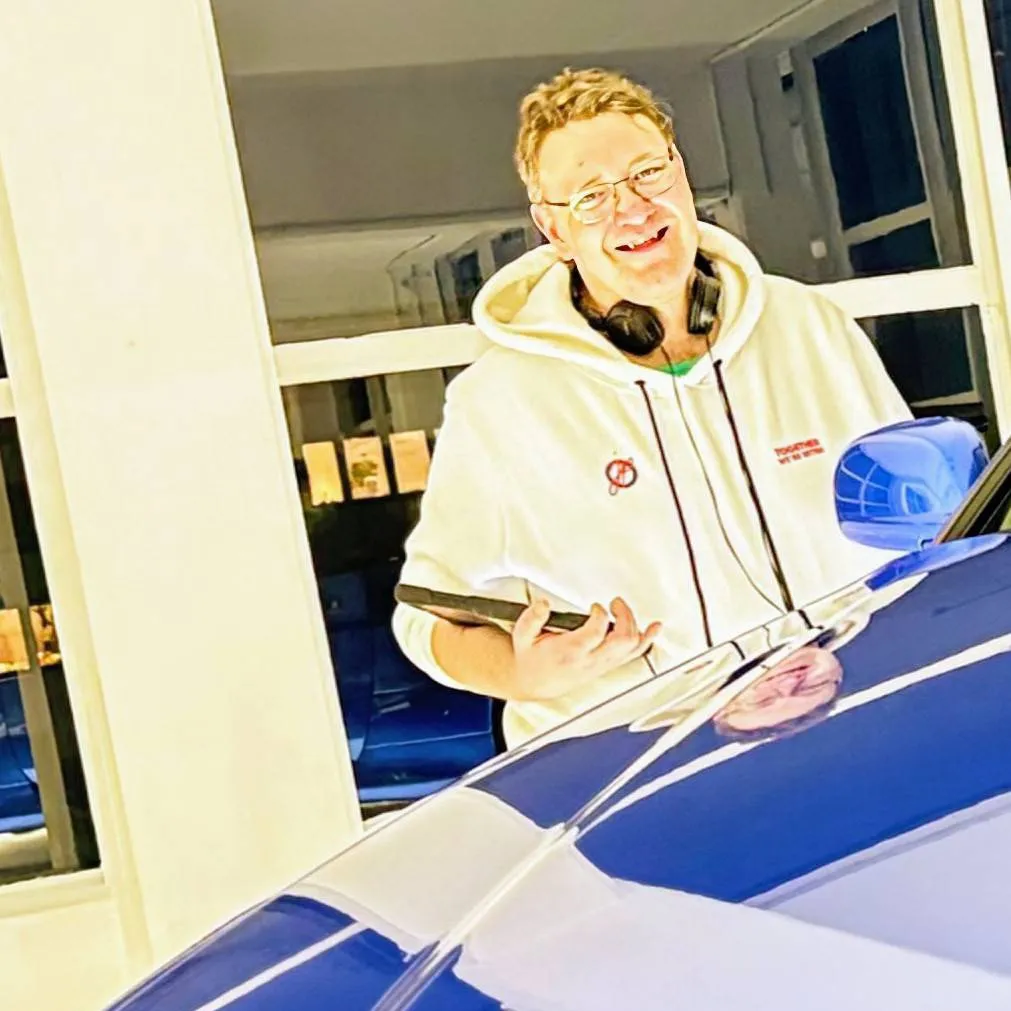 chat with ai character: Thomas 