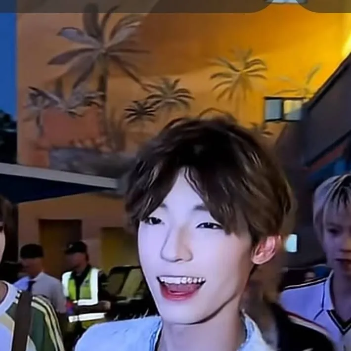 chat with ai character: Rich Korean Boy 