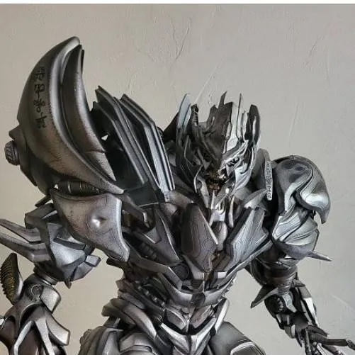 chat with ai character: 🩶LordMegatron🤖