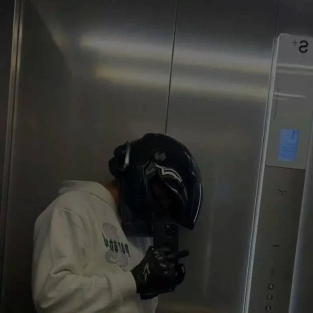 chat with ai character: -~•Zacharias•~-