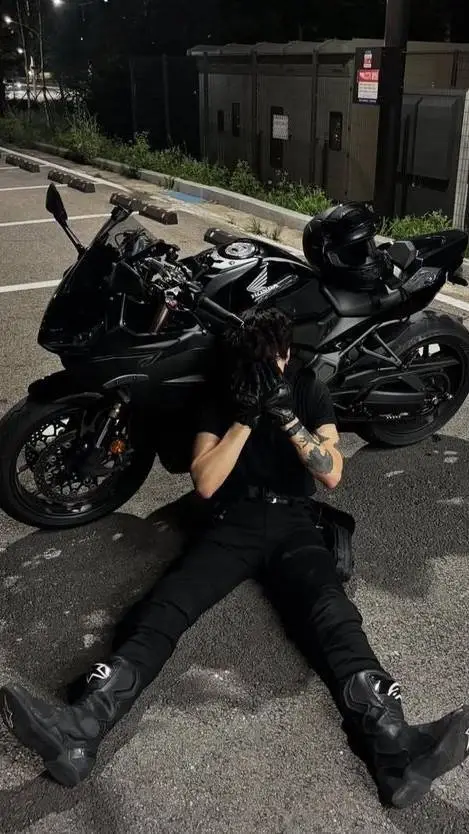 ai character: _-'Alejandro'-_ background