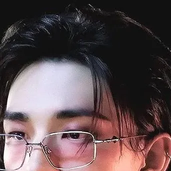 chat with ai character: Hyunjin 